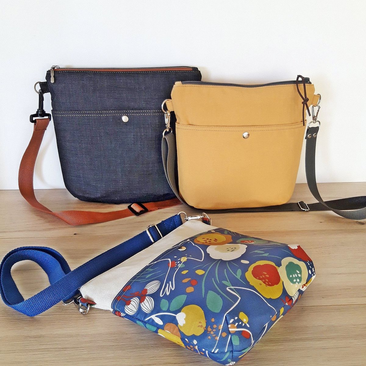 Small or Medium handbag for everyday life. This is an original sewing pattern. NOT a finished item! The instructions are in ENGLISH, but are accompanied by many colorful images and a video (of the small bag) This will help you succeed in this project.